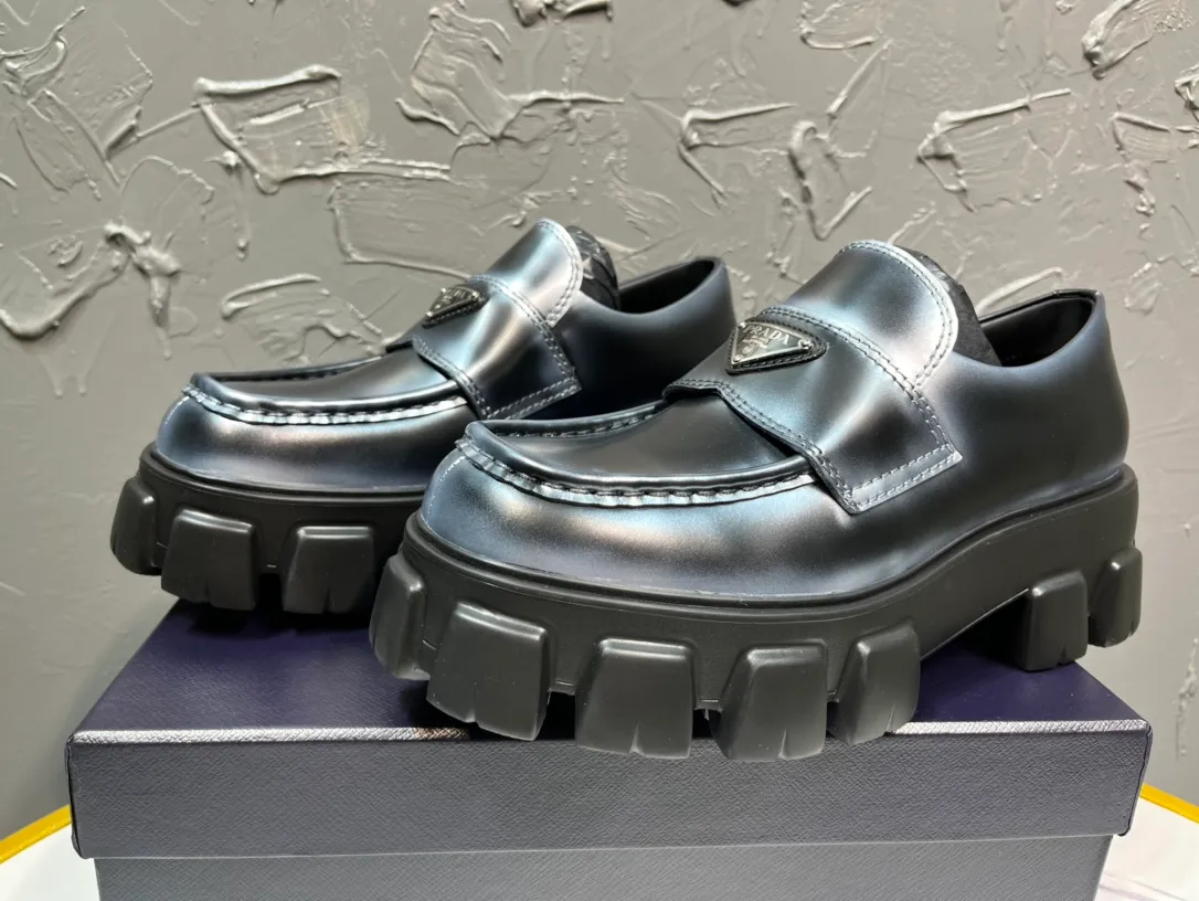 Men's shoes 💰820💰 🔥🔥🔥 Upgraded version of the 2025 new Prada Prada triangular enamel logo, spray-painted two-color round-head loafers, developed one-to-one with the original version, privately opened the outsole one-to-one, the fabric is made of imported open edge beads, lining cowhide, foot-pad cowhide, sole height 5cm, original rubber foam sole, code number 39-46